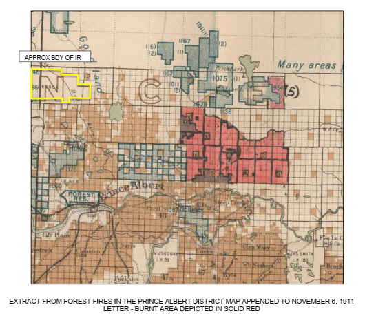 Reproduction de la carte envoyée par Caverhill laquelle montrait l’étendue des dommages causés par le feu de 1910 (pièce 20 à la p 50): les dommages causés par le feu — les parties en rouge de la carte — se trouvent à des kilomètres de la réserve, laquelle est délimitée en jaune.